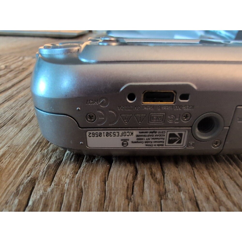 Kodak EasyShare C310 4.0MP 35mm Compact Digital Camera Parts Only Not Tested - Picture 14 of 16